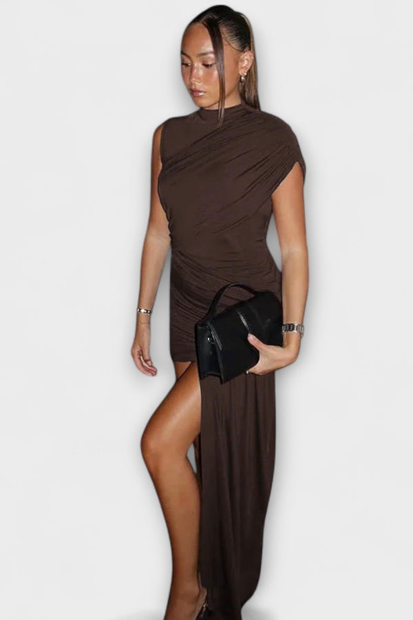 לילה - שמלה אופנתית, צרה עם צווארון עגול ופליסה