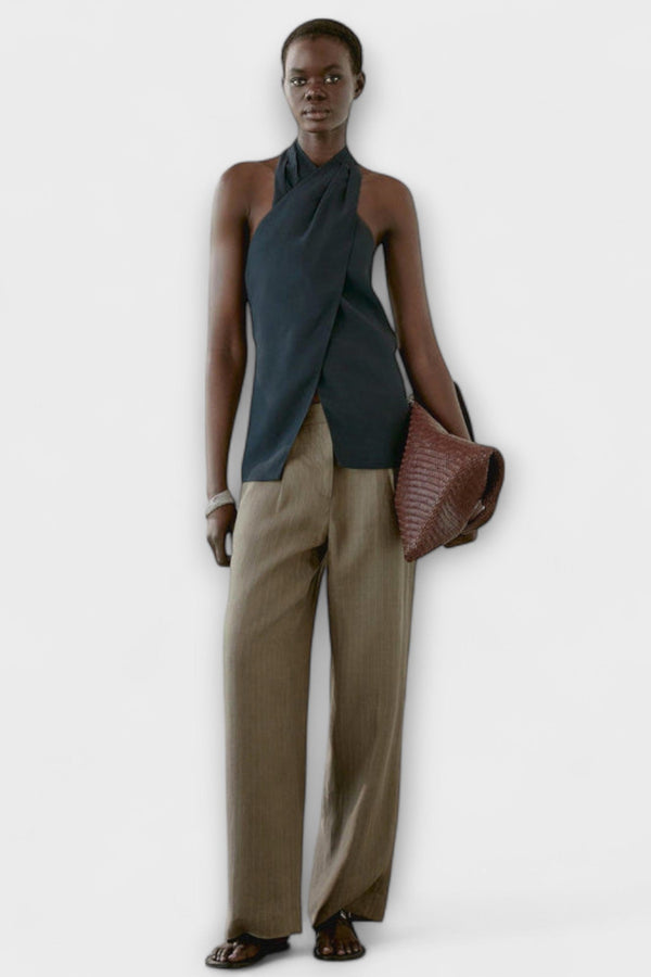 ליה - טופ עם צווארון חגור בצבע כחול עם חיתוך בגב