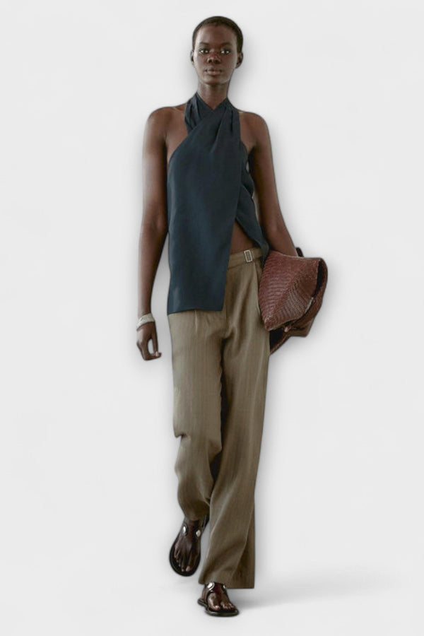 הנָה - טופ עם צווארון קשירה בגוון כחול עם חיתוך בגב