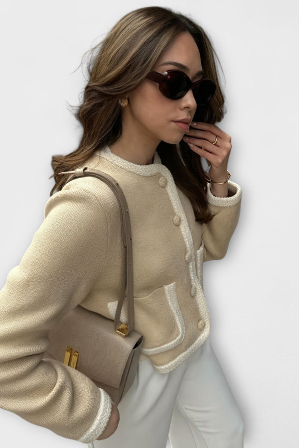 סוודר קלאסי עם כיסים דקורטיביים